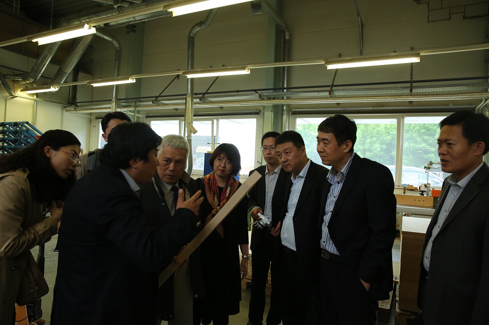 國家工信部、國家標準化委員會、德國經濟和能源部在德國萊比錫召開了《中德智能制造/工業(yè)4.0標準化工作組會議》。會議期間，一行人參觀了位于德國萊比錫的德國國寶博蘭斯勒鋼琴廠