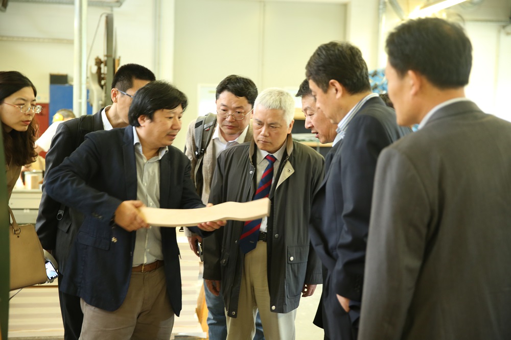 國家工信部、國家標準化委員會、德國經濟和能源部在德國萊比錫召開了《中德智能制造/工業(yè)4.0標準化工作組會議》。會議期間，一行人參觀了位于德國萊比錫的德國國寶博蘭斯勒鋼琴廠